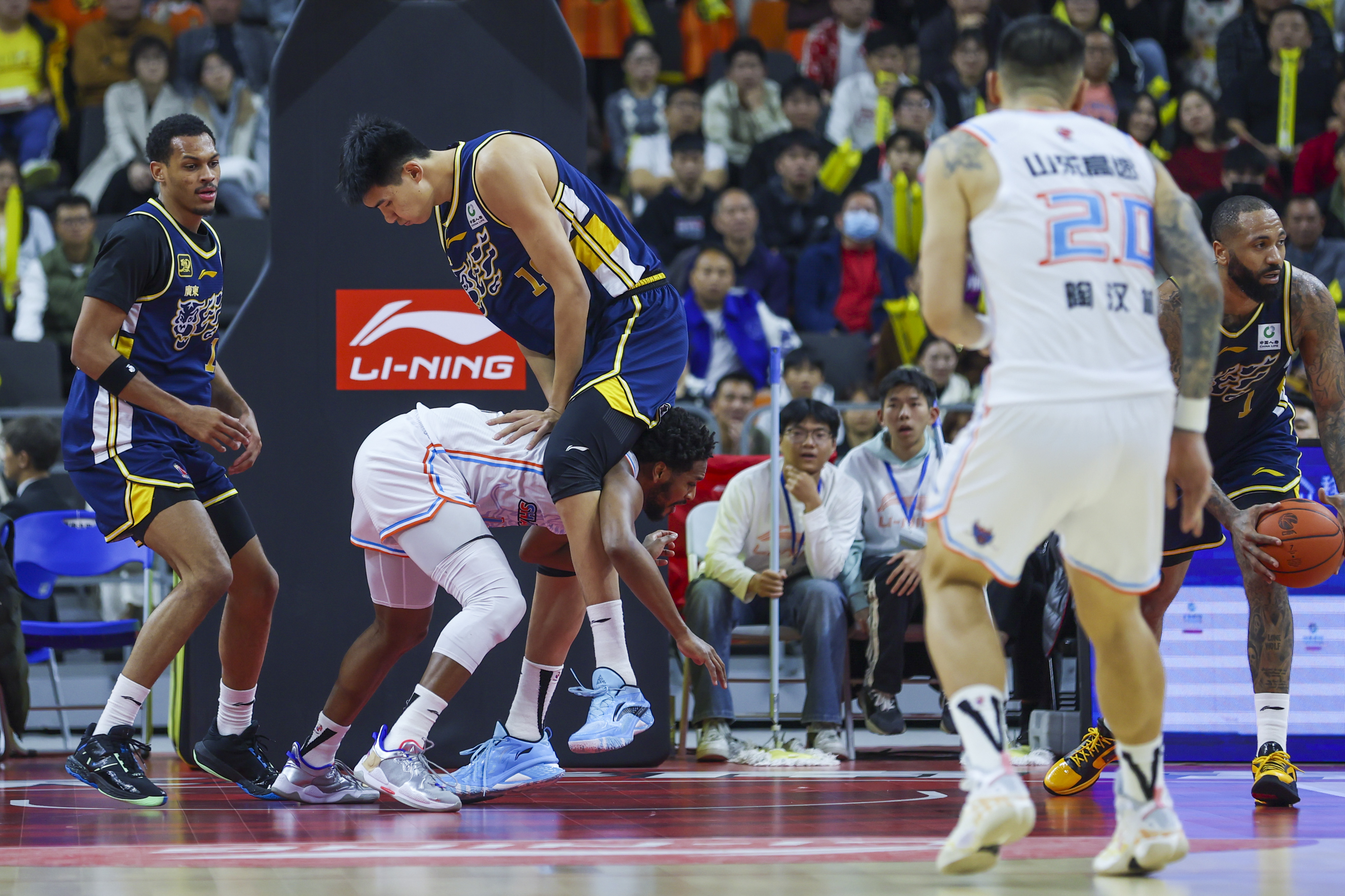 关于在广东队赛场上演CBA季后赛，碾压，引发弹幕炸裂的信息