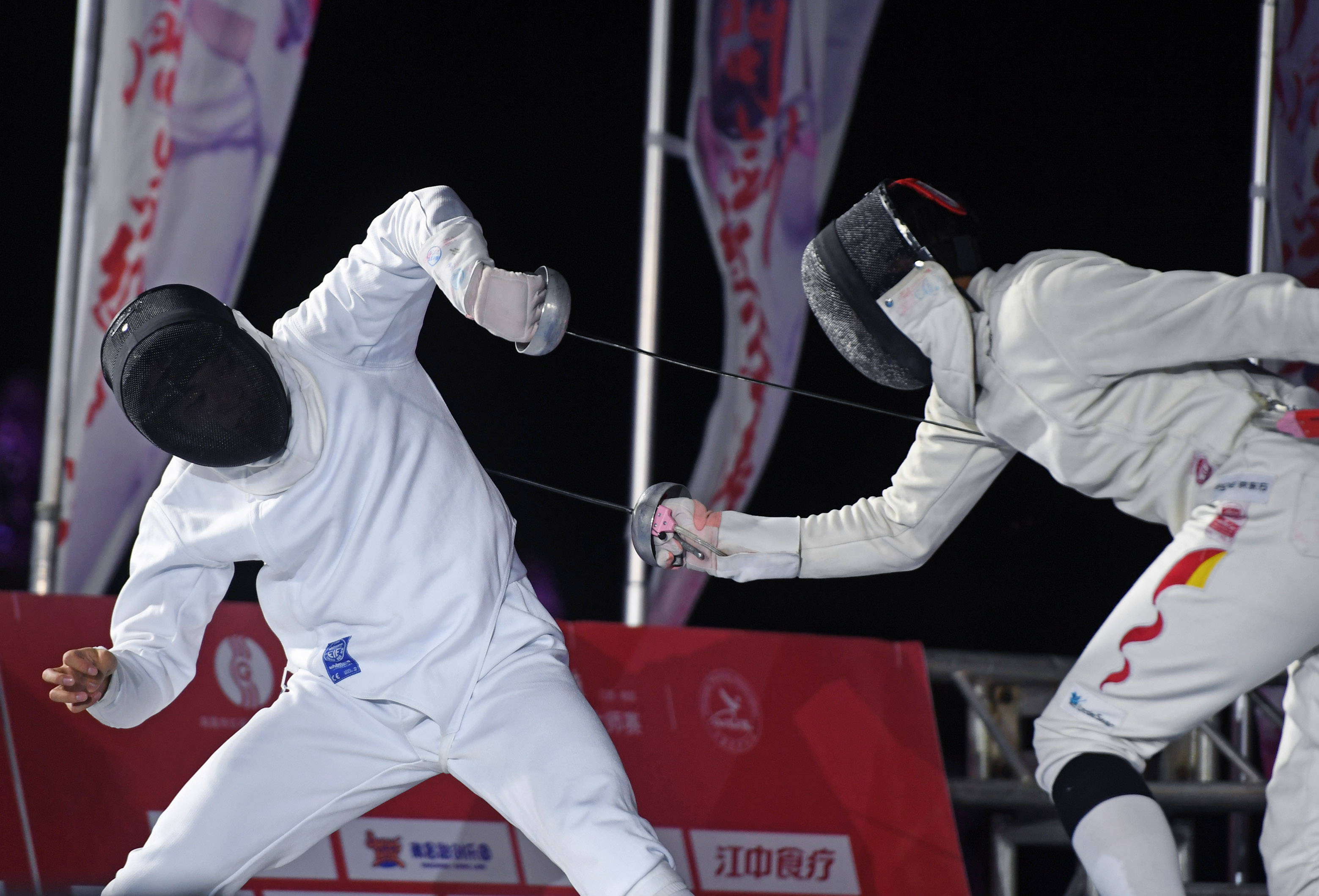 新西兰男子击剑选手技压群雄,夺魁的简单介绍 新西兰男子击剑选手技压群雄,夺魁的简单介绍