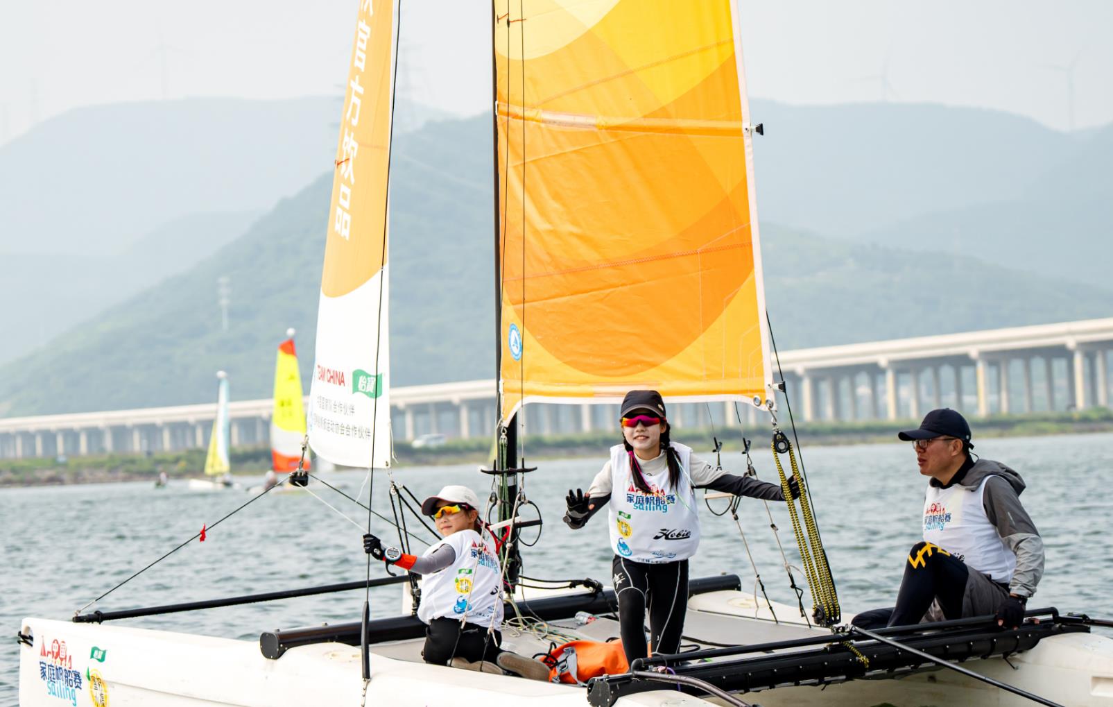 瑞士帆船队强势夺冠，领跑比赛