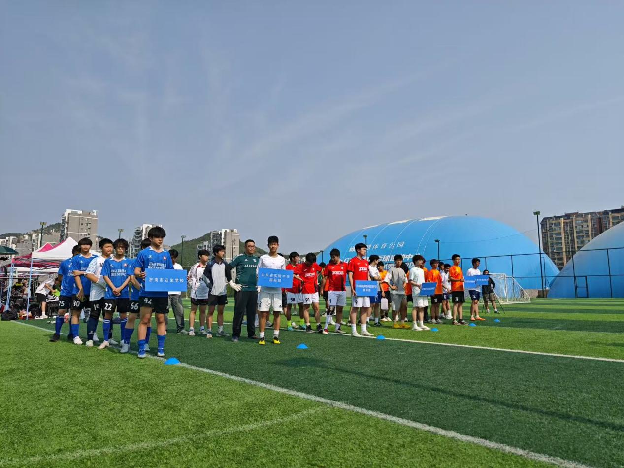 足球赛场激情四溢,胜负难料 足球赛场激情四溢,胜负难料