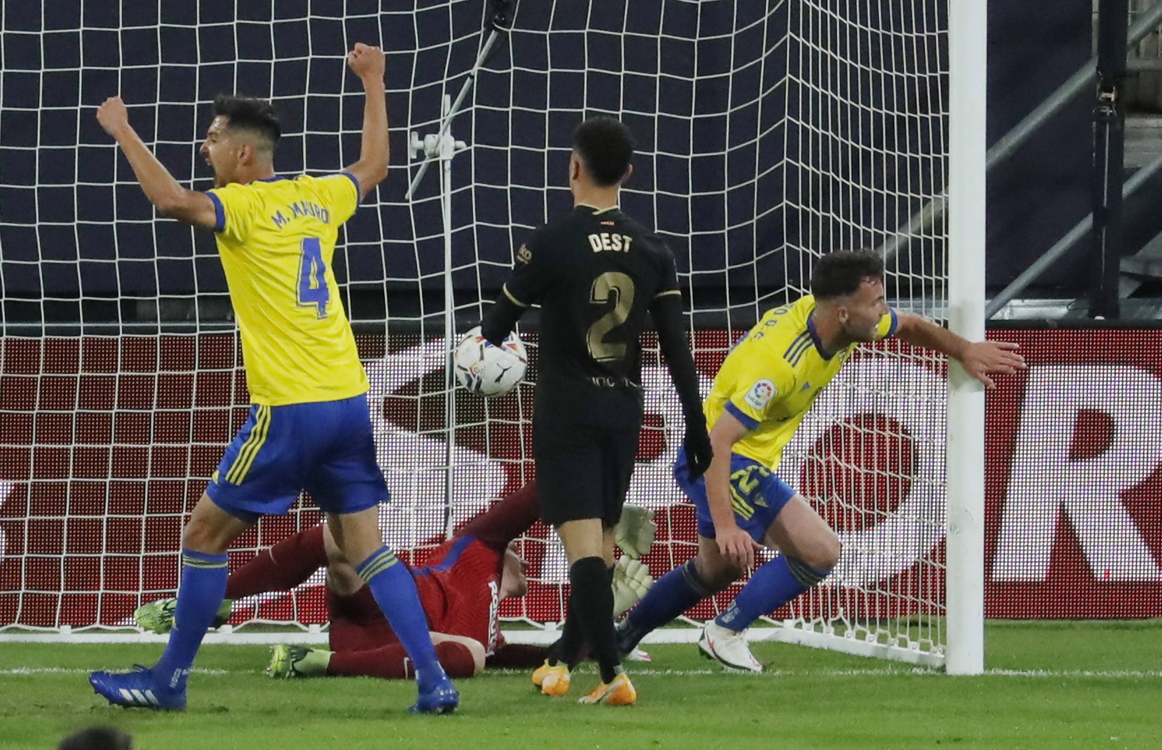 包含韦斯卡击败皇家社会，实现保级目标的词条