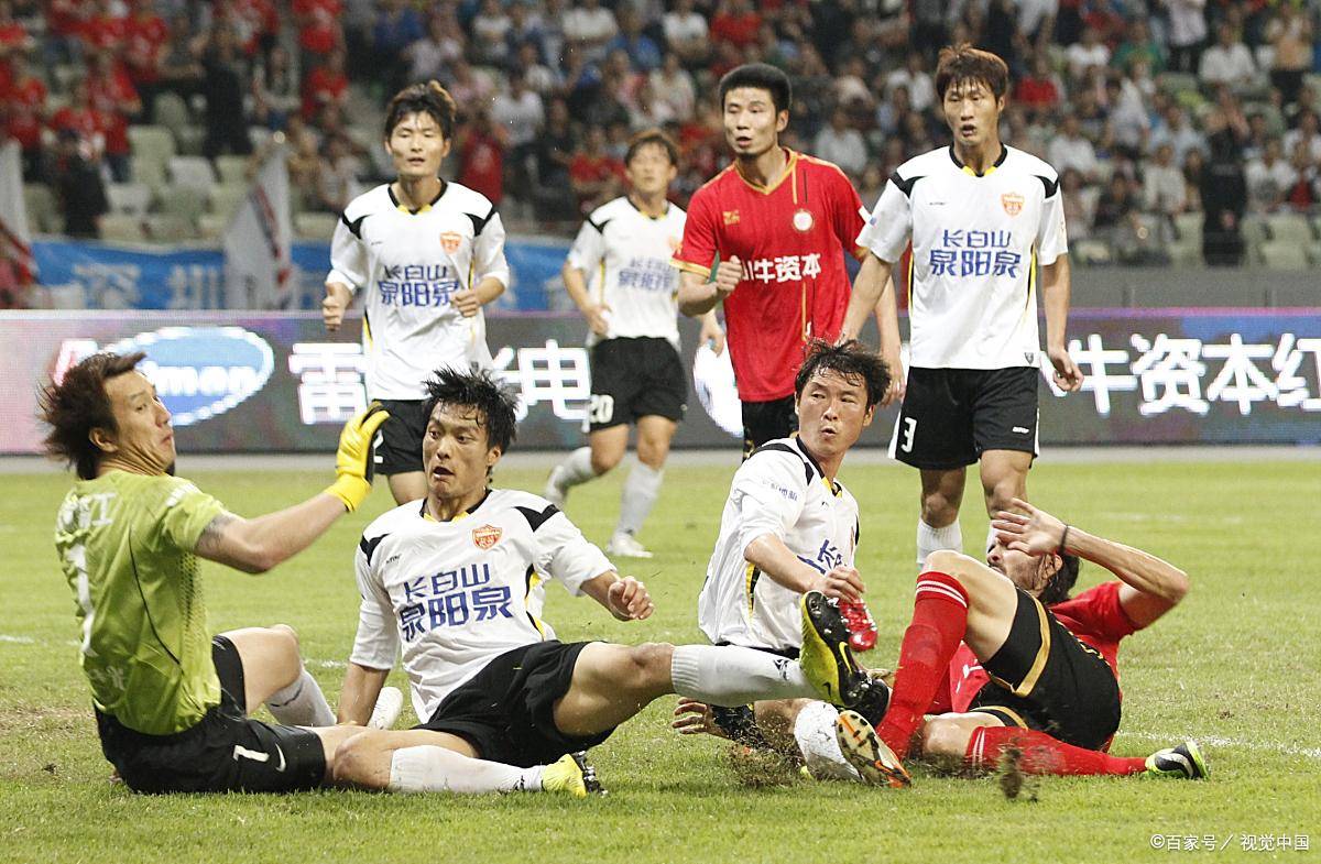 精英球员展现团队实力,比赛氛围浓烈 精英球员展现团队实力,比赛氛围浓烈