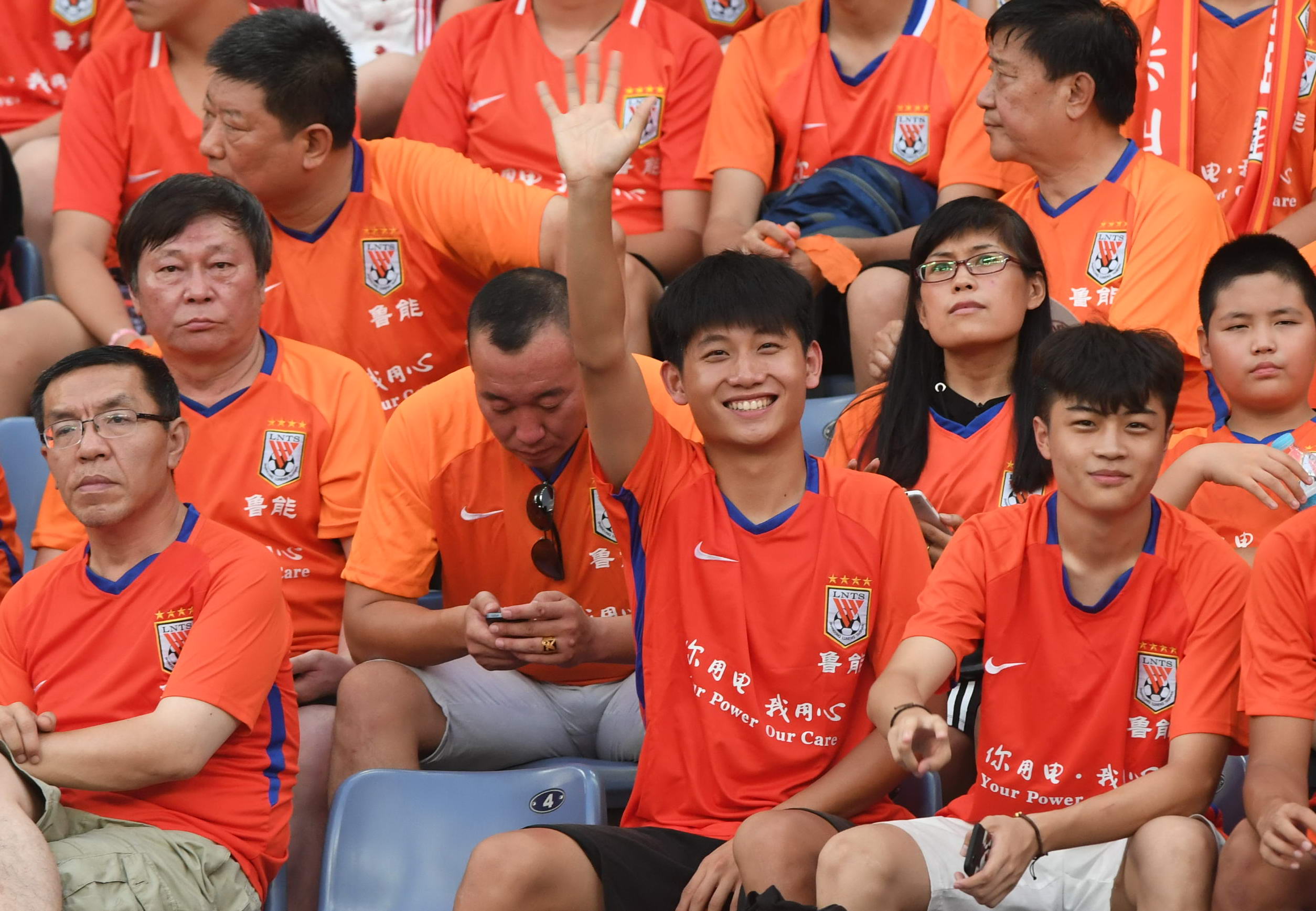 精彩瞬间回放,球迷陶醉其中 精彩瞬间回放,球迷陶醉其中