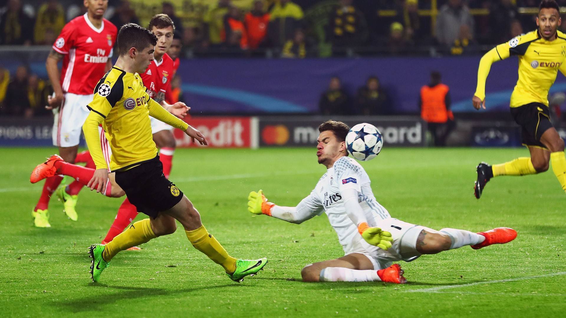 欧预赛争夺正酣,各队奋勇拼搏争夺进球的简单介绍 欧预赛争夺正酣,各队奋勇拼搏争夺进球的简单介绍