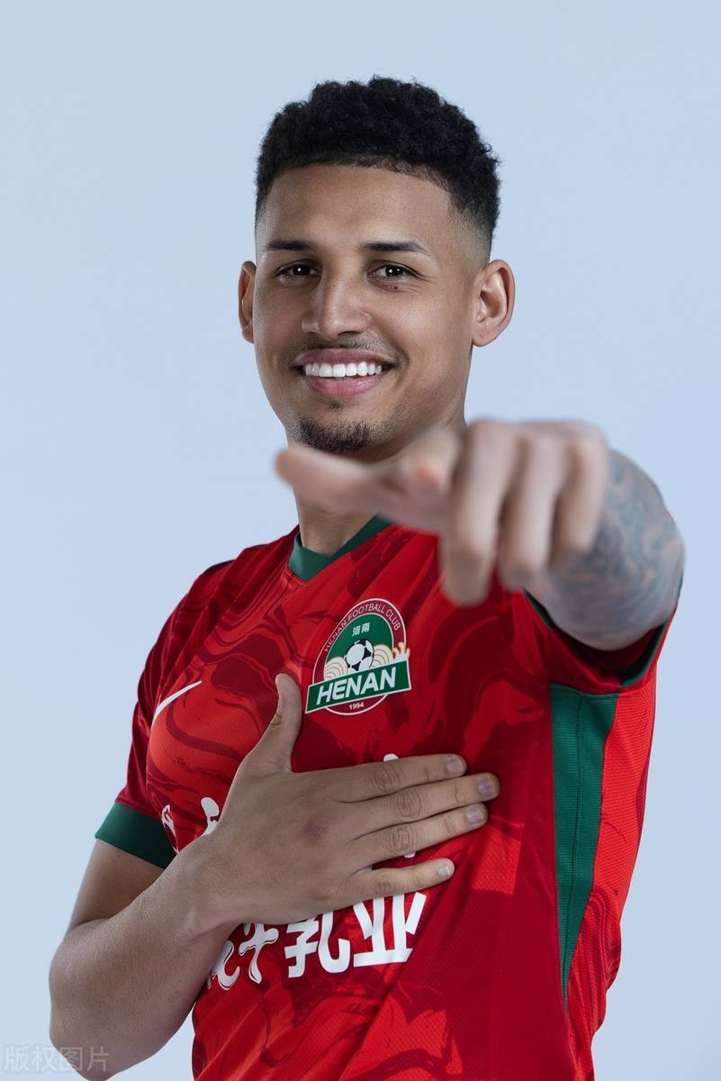 包含一名新面孔在球场上崭露头角,引起球迷热议的词条 包含一名新面孔在球场上崭露头角,引起球迷热议的词条