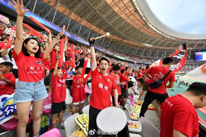 现场球迷热情高涨,为喜爱的运动员加油助威! 现场球迷热情高涨,为喜爱的运动员加油助威!