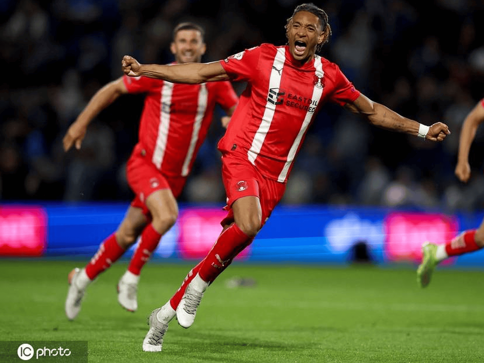 难分高下！比赛场面上演点球大战的简单介绍