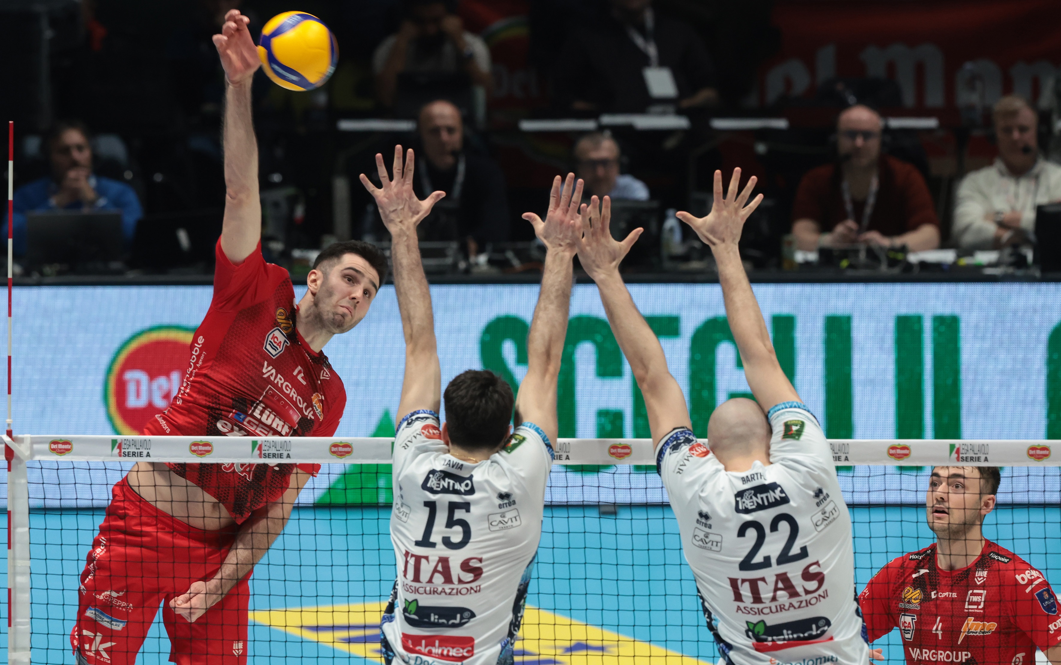 意大利选手连胜两场,赢得金牌 意大利选手连胜两场,赢得金牌