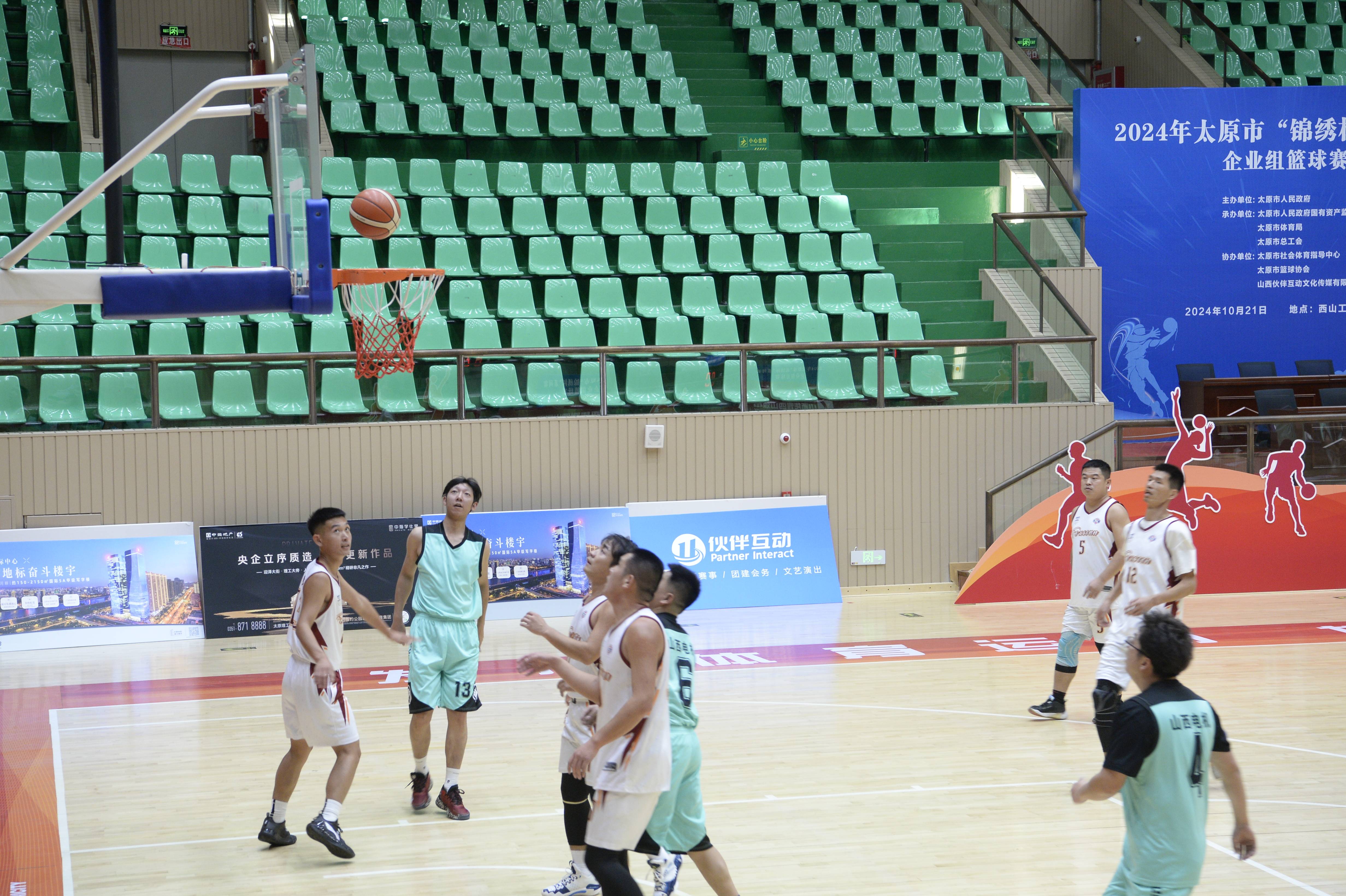 热血澎湃,篮球场上奋力拼搏,气势如虹的简单介绍 热血澎湃,篮球场上奋力拼搏,气势如虹的简单介绍