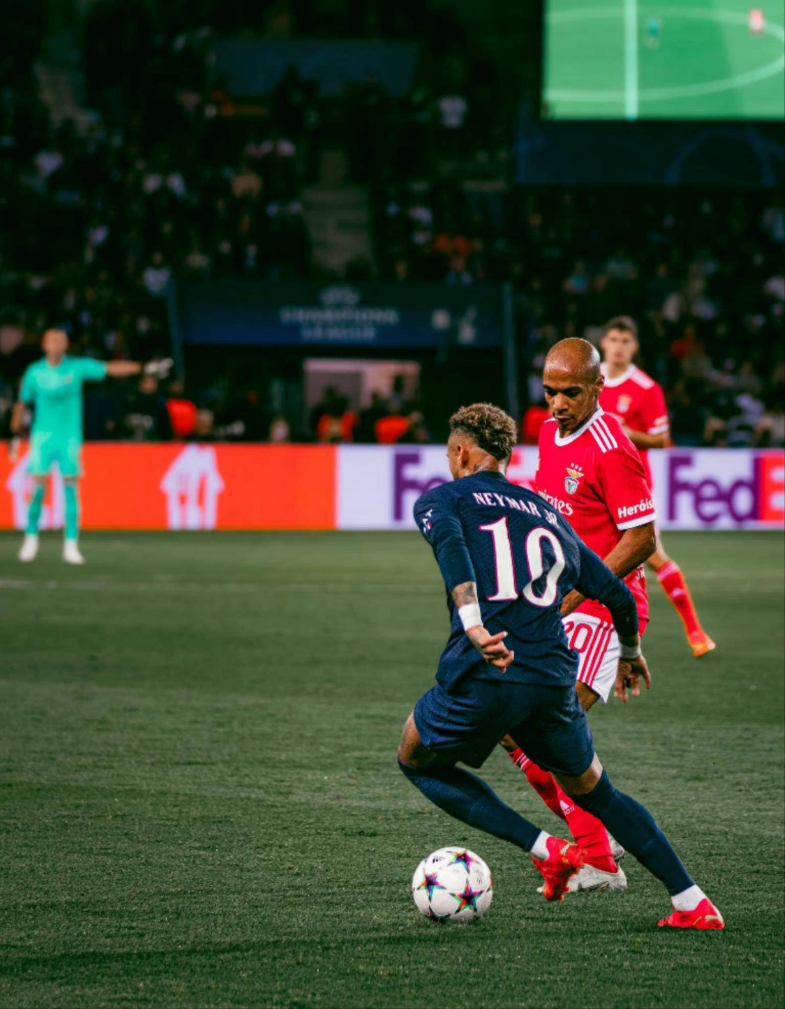 包含创意十足：球员们将在比赛中展现出色的足球技术的词条