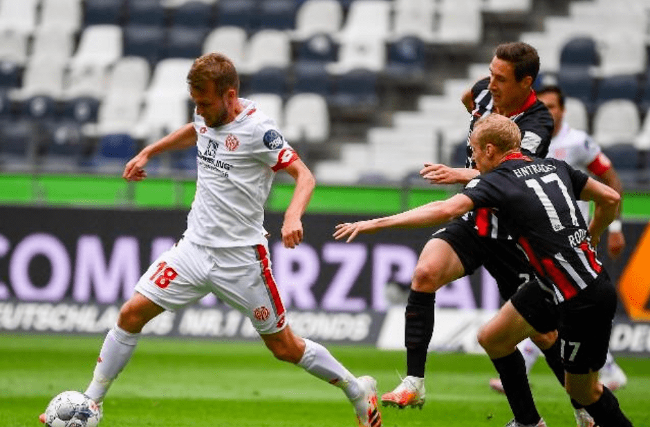 斯图加特踢球队成功击败实力强劲对手