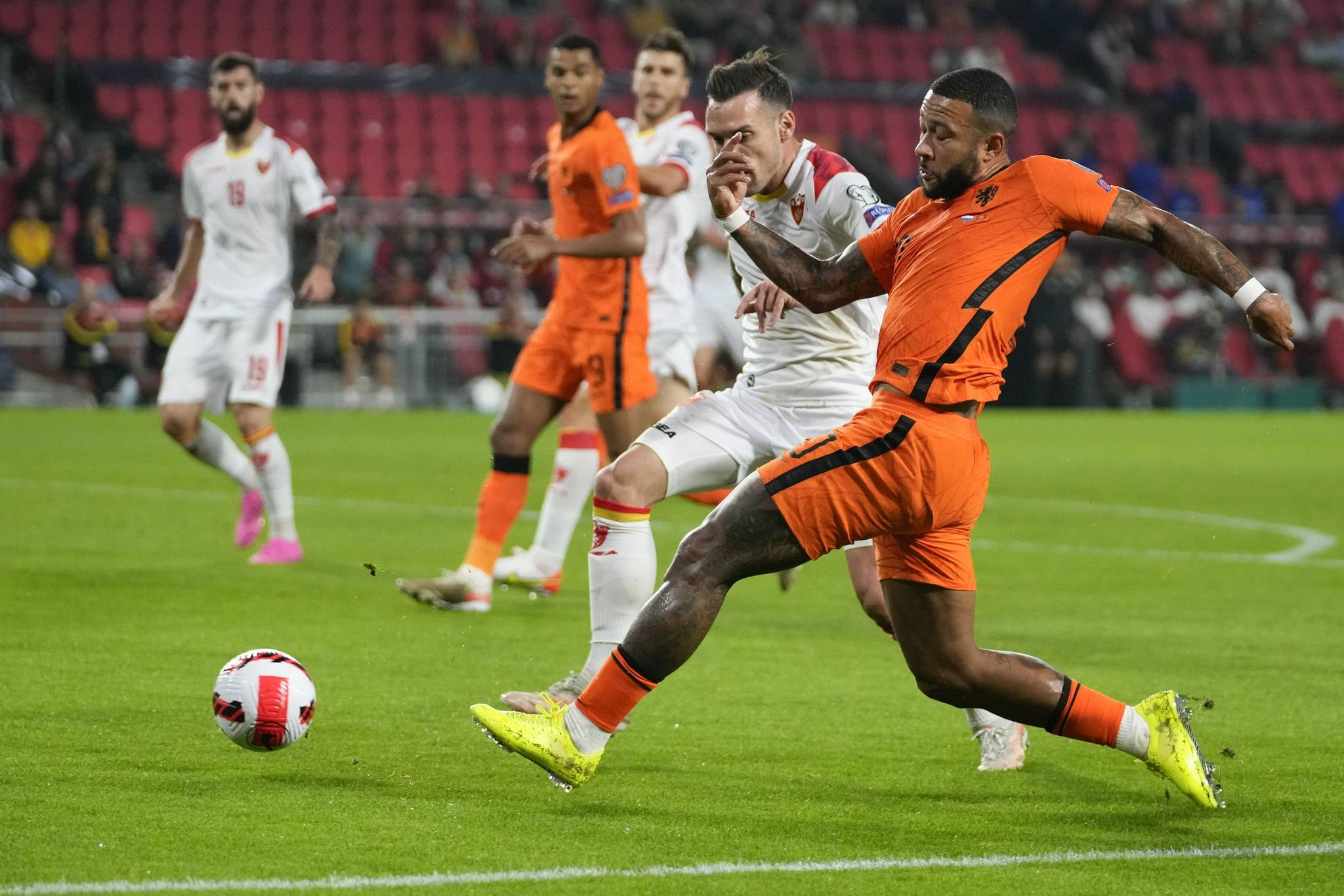 包含荷兰将士备战欧洲杯预选赛，力争取得胜利的词条