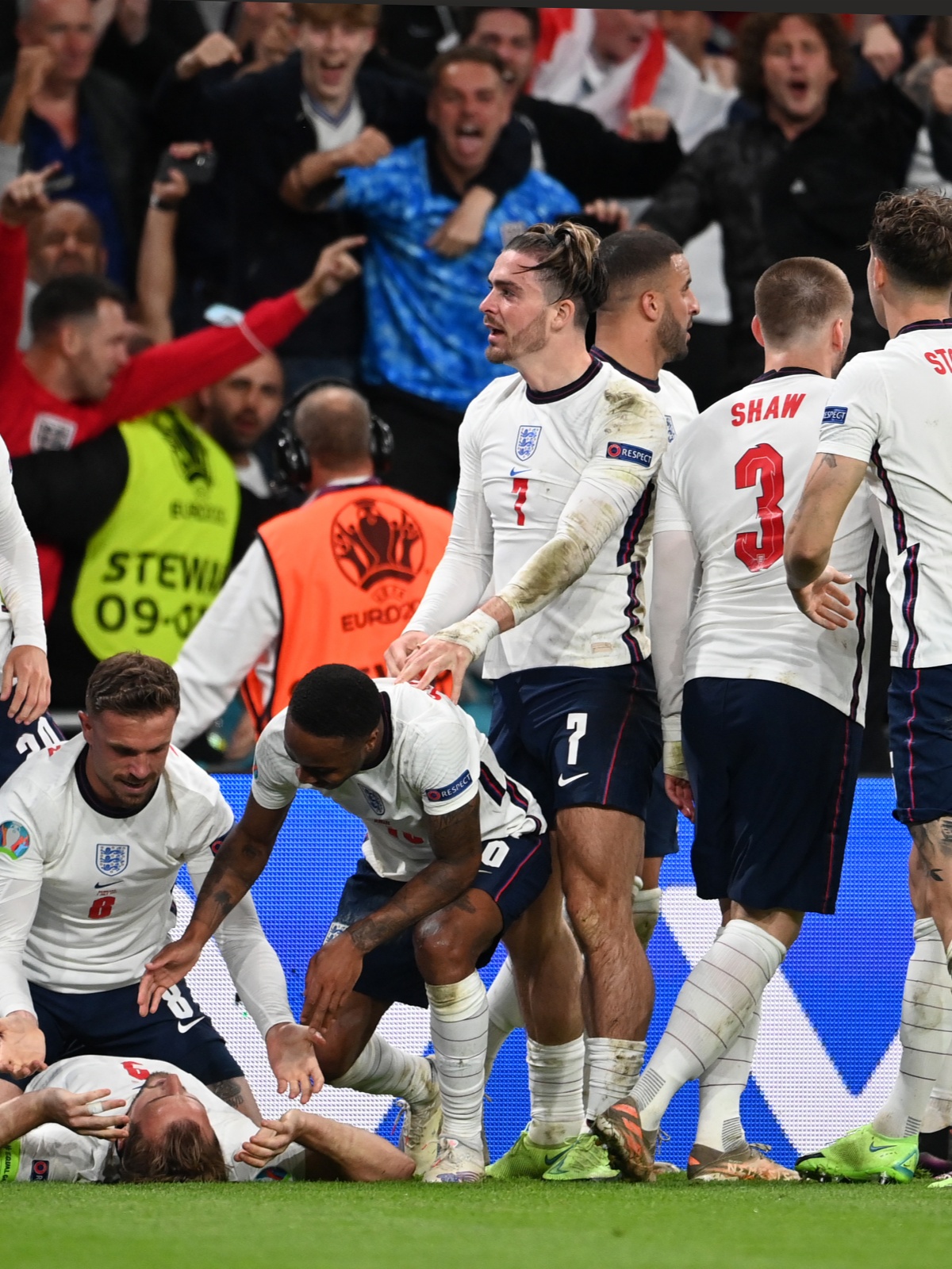 包含英格兰队积极备战，欧锦赛披荆斩棘的词条