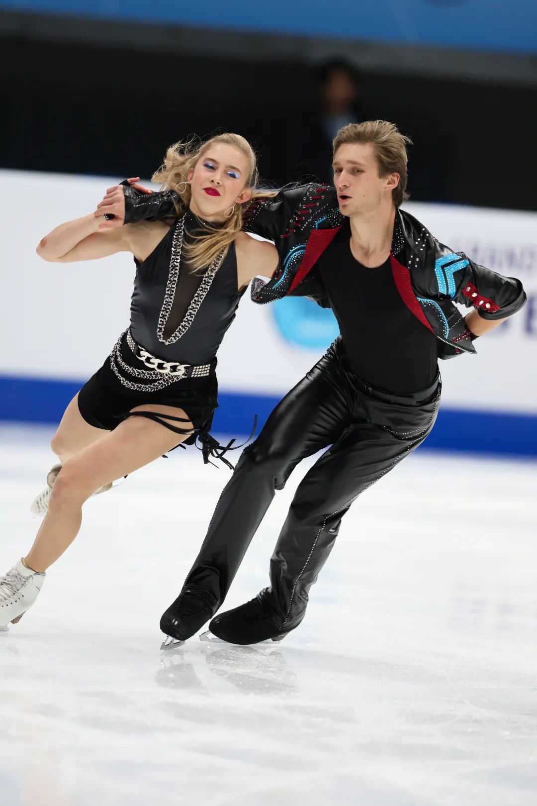 关于摩纳哥混合双人滑表现优异，获得花样滑冰冠军的信息